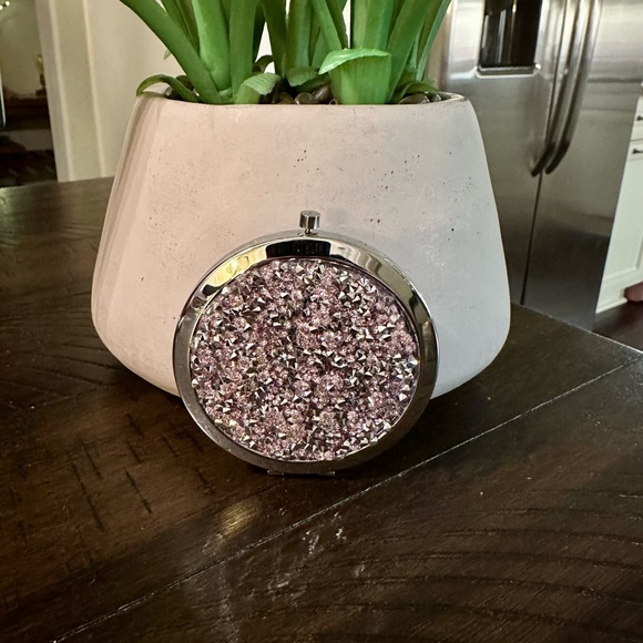 NEW!! Glam Compact Mirror - Picture 2 of 13